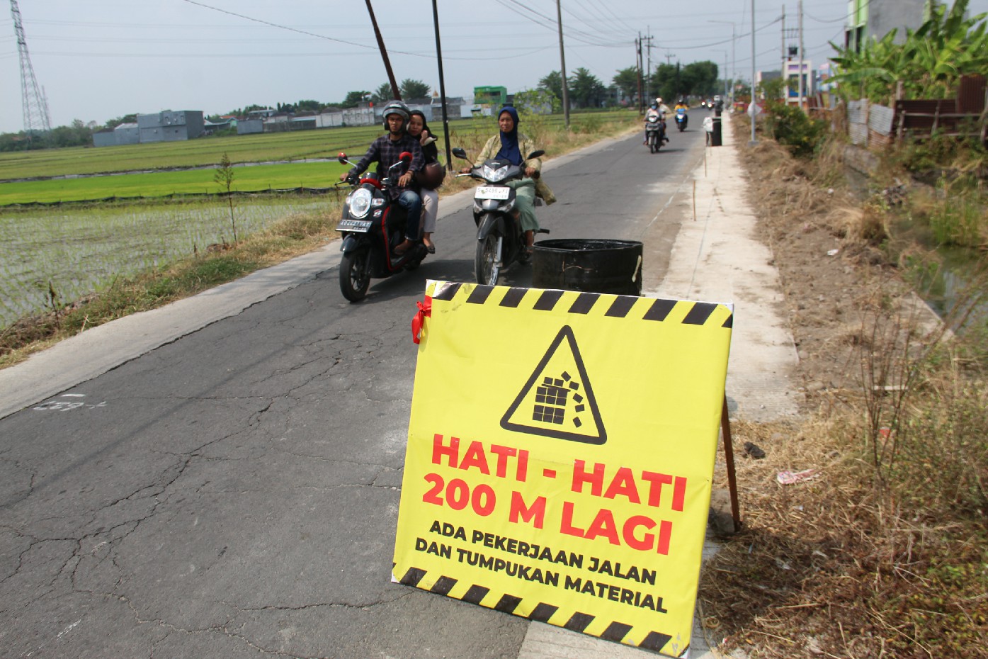 DILEBARKAN: Pengendara melintas di jalan Denanyar&ndash;Megaluh, Jombang yang dilebarkan, Rabu (19/6).