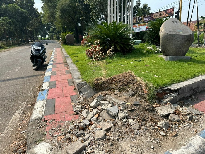 HANCUR: Kondisi pembatas  tugu UKS di pertigaan Keplaksari, Kecamatan Peterongan, Jombang, (20/6).