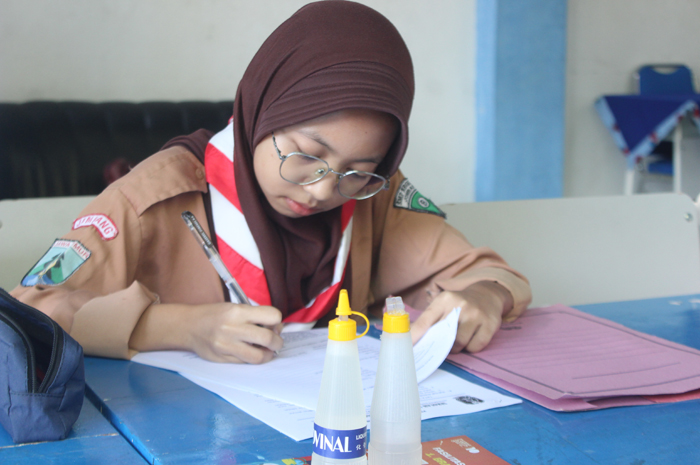 SERIUS: Salah seorang siswa melakukan daftar ulang di SMKN 1 Jombang.