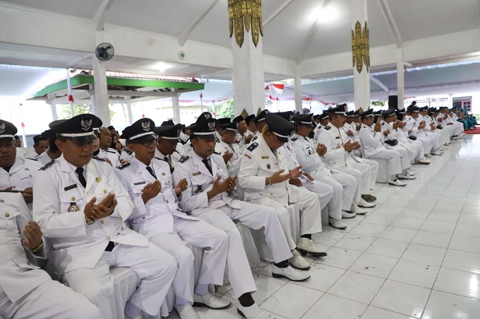KHIDMAT: Ratusan kepala desa dikukuhkan di Kecamatan Mojoagung, Selasa (25/6).