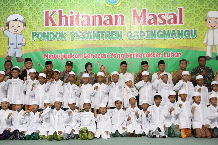 ANTUSIAS: Peserta khitan masal mengikuti khitan di aula Ponpes Gadingmangu.
