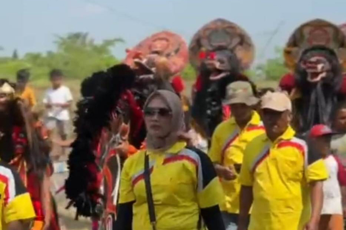 NGURI-URI BUDAYA: Kepala Desa Kedungotok Sulistyowati (kaos kuning) menyaksikan pertunjukan kesenian tradisional dalam sedekah bumi di Dusun Kedungdoro, Desa Kedungotok, Kecamatan Tembelang Jombang.