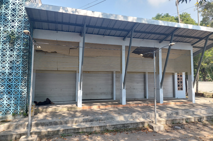 TERBENGKALAI: Deretan ruko Taman Tirta Wisata Jombang kini banyak yang tutup.