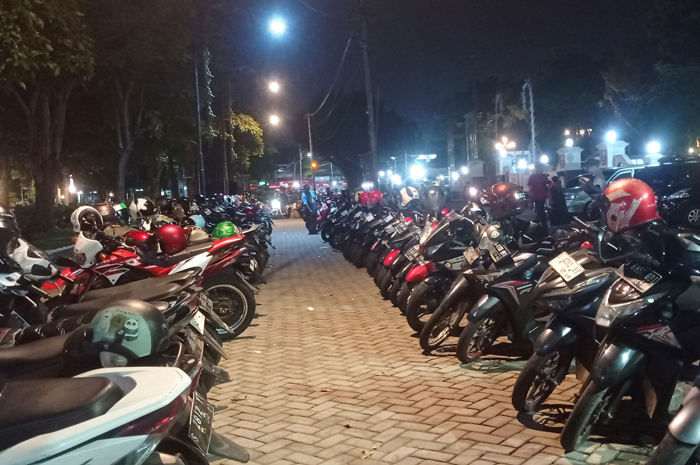 RAMAI: Salah satu kantong parkir Alun-Alun Jombang dipadati kendaraan roda dua.