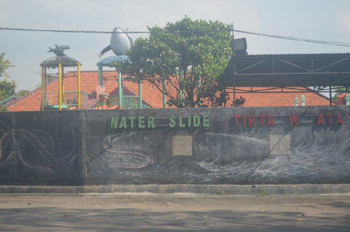 SEPI: Kondisi water slide Tirta Wisata di Desa Keplaksari, Kecamatan Peterongan, Jombang yang kini mati suri.