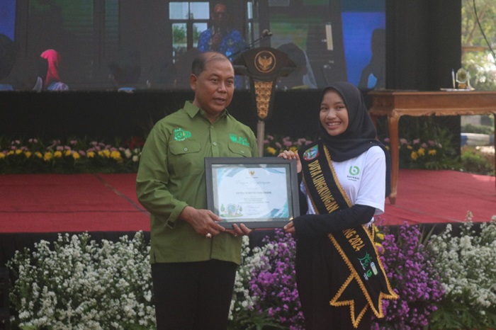 SIMBOLIS: Pj Bupati Jombang menyerahkan piagam penghargaan pada pemenang Duta Lingkungan dalam gelaran JEC (Jombang Eco Creative).