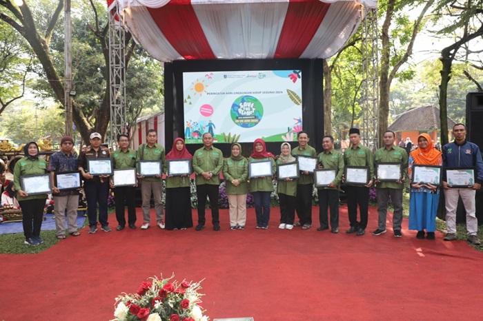 SIMBOLIS: Pj Bupati Jombang Sugiat foto bersama pemenang lomba dalam gelaran JEC (Jombang Eco Creative).
