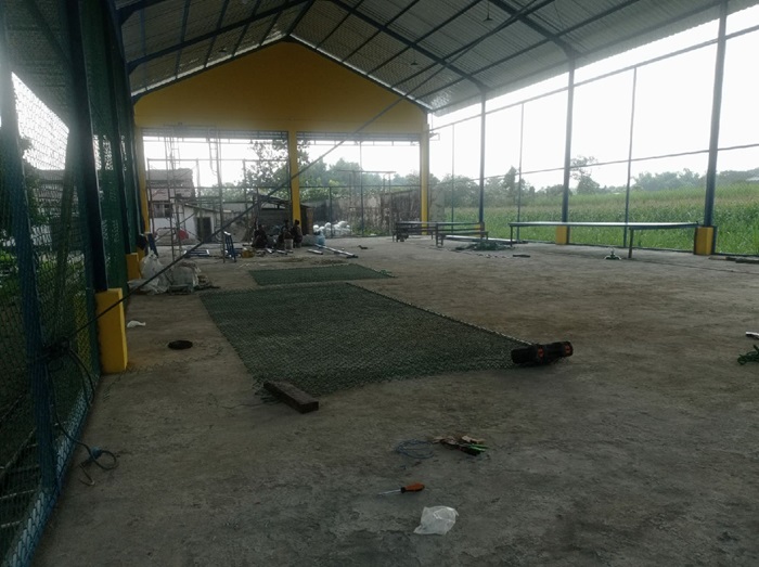 BERMASALAH: Proyek gedung futsal di Desa Godong, Kecamatan Gudo, Jombang bersumber BK APBD 2023 sampai pertengahan 2024 belum tuntas.