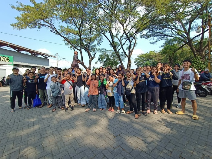 SEMANGAT: Pemberangkatan karateka Jombang ke Kejurprov Jatim depan Stadion Merdeka Jombang, Kamis (27/6).