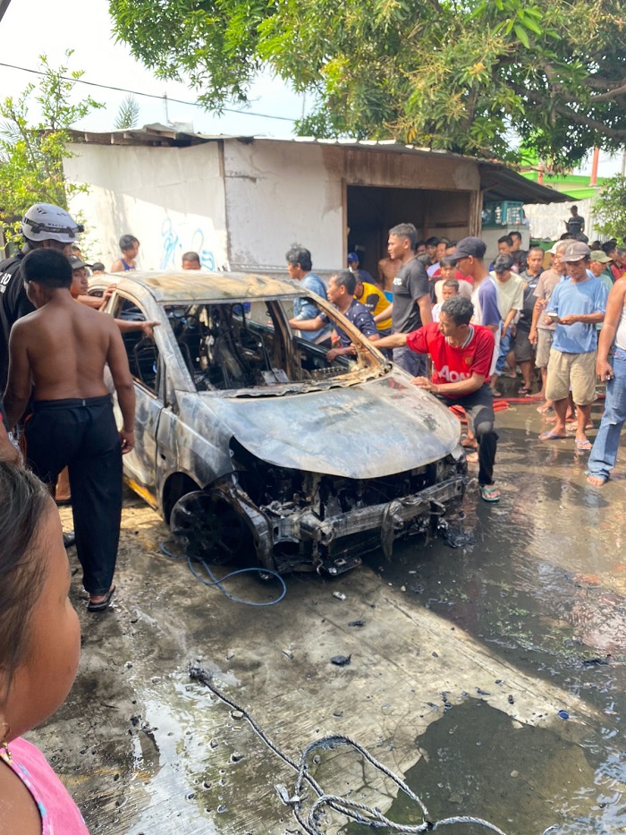 LUDES: Kondisi rumah warga Desa Janti Kecamatan Jogoroto, Jombang dan sebuah mobil Biro ludes terbakar, Minggu (30/6).
