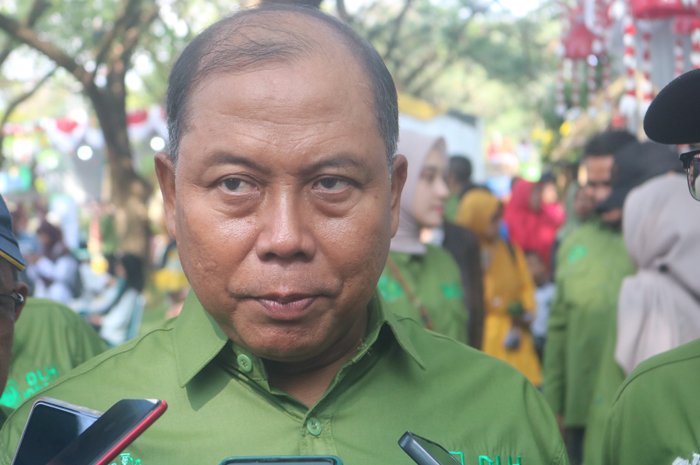 BERI PENJELASAN: Pj Bupati Jombang Sugiat saat memberikan penjelasan usai menghadiri Jombang Eco Creative di RTH Kebonratu, Jumat (28/6).
