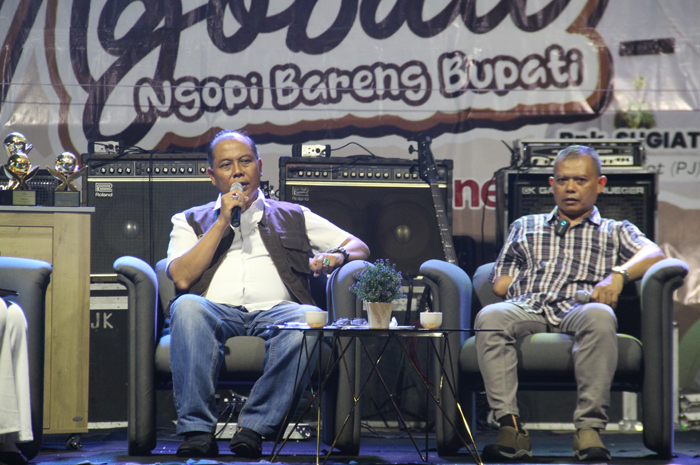 EDUKASI: Pj Bupati Jombang, Sugiat, memberikan edukasi tentang potensi kopi Wonosalam kepada masyarakat yang hadir dalam acara Ngobati, Sabtu (29/6) malam.