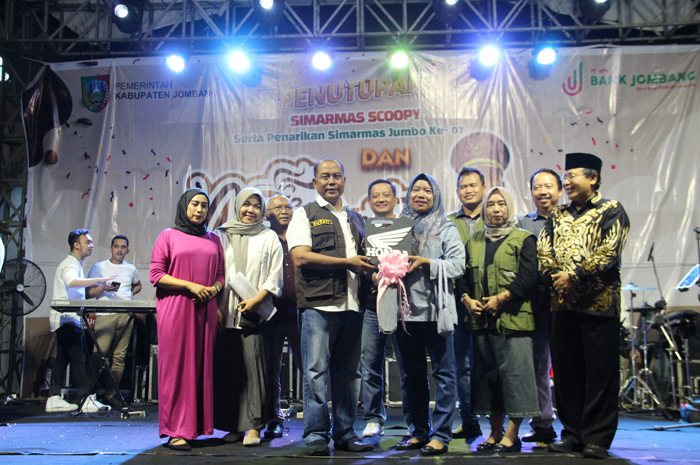 SELAMAT: Pj Bupati Jombang Sugiat didampingi Direktur Utama Bank Jombang, Afandi Haris Setyo Nugroho, secara simbolis menyerahkan hadiah Honda Scoopy ke pemenang undian.