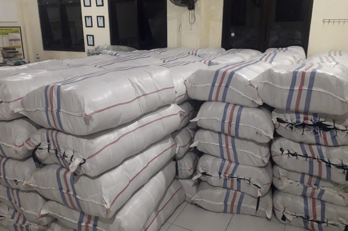 BARU SEBAGIAN: Tumpukan kain seragam gratis untuk SMP/MTs di SMP Al Ummah Jombang, Sabtu (19/6).