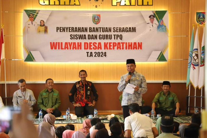 PEDULI: Kepala Desa Kepatihan Erwin Pribadi mendampingi Pj bupati Jombang Sugiat menyerahkan bantuan seragam untuk guru dan siswa TPQ, Jumat (28/6) lalu.
