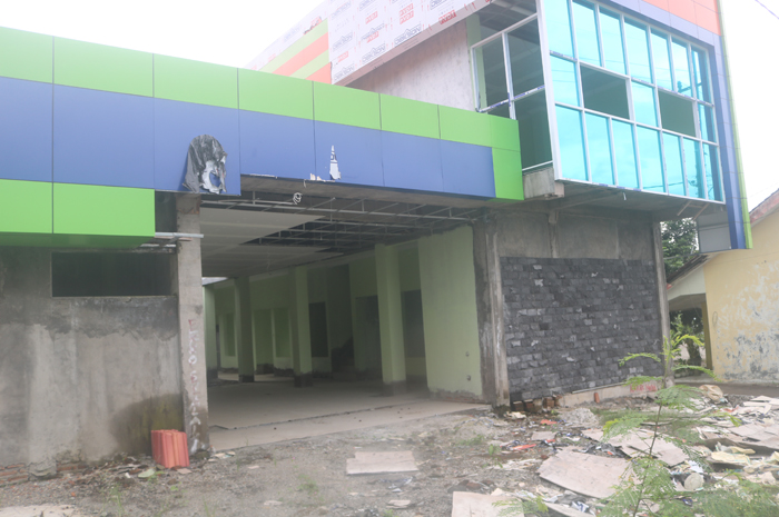 MANGKRAK: Proyek rehabilitasi gedung Puskesmas Blimbing, Kesamben, Jombang yang gagal selesai dibangun 2023.