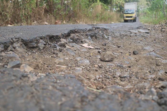 MENGANGA: Pengendara menghindari lubang jalan di Desa Kedunglumpang, Kecamatan Mojoagung menuju Kecamatan Wonosalam, Jombang (24/6).