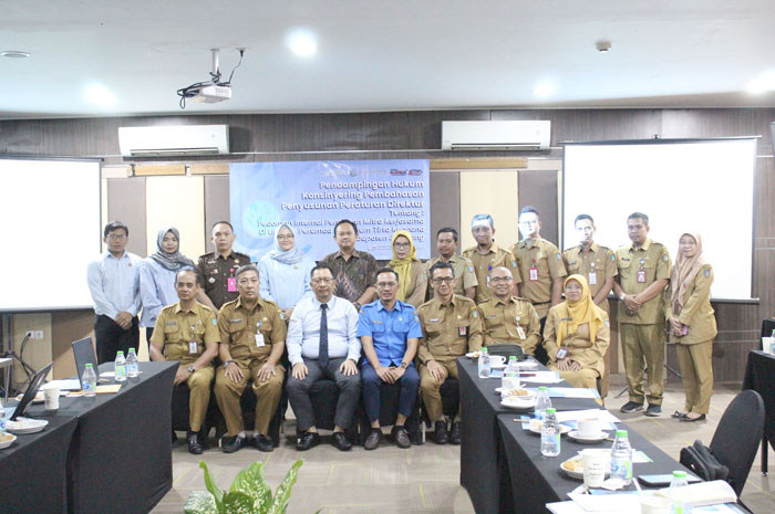SINERGI: Direktur Perumdam Tirta Kencana Jombang, Khoirul Hasyim, bersama Kajari Jombang, Agus Chandra dalam konsinyering pembahasan pendampingan hukum penyusunan perdir, Selasa (2/7).