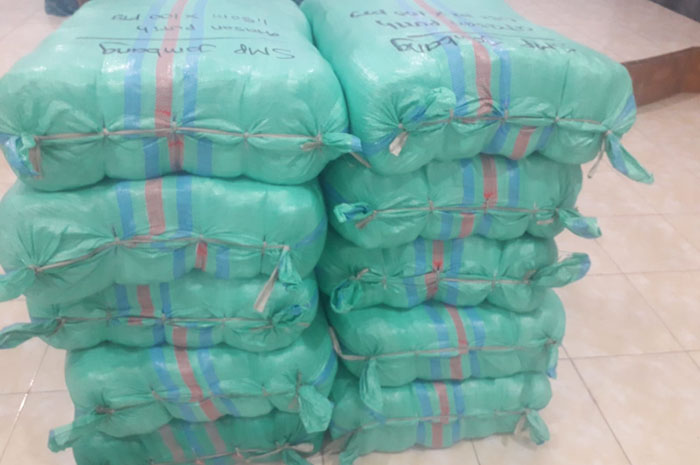 BARU SEBAGIAN: Tumpukan seragam untuk SMP/MTs di SMP Al Ummah Jombang, Sabtu (19/6).