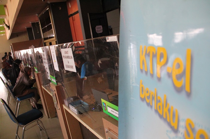 ANTRE: Sejumlah warga antre mengurus keperluan adminduk di Dispendukcapil Jombang (28/6).