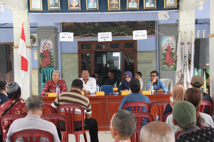 MINTA KEJELASAN: Puluhan warga Desa Tunggorono, Kecamatan Jombang mendatangi kantor Desa meminta kejelasan dana CSR PT Sengfong, Rabu (3/6).