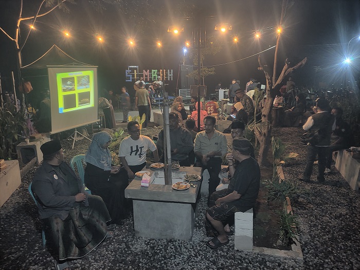 GAYENG: Kepala Desa Janti H Musta&rsquo;in bersama para tamu undangan saat acara Ngobar (Ngopi Bareng) di taman Warisan Si Mbah yang merupakan penunjang kawasan wisata religi Makam Mbah Sayyid Ismail.