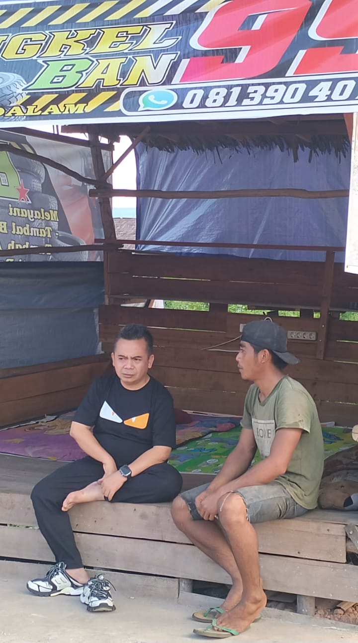 TELADAN: HM Syarif Hidayatullah ST MMT (Gus Sentot) bersama Jarwo, warga Plemahan Sumobito yang bekerja di Banjarbaru, Kalimantan Selatan (20/6).