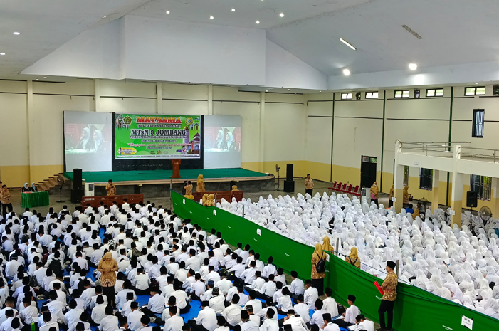 SERIUS: Siswa MTsN 3 Jombang di lingkungan PP Bahrul Ulum Tambakberas, Jombang, mengikuti Matsama (Masa ta