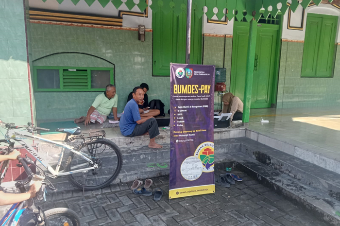 JEMPUT BOLA: Pengurus BUMDes Berkah Sejahtera Desa Tambakrejo Kecamatan Jombang jemput bola melayani warga.