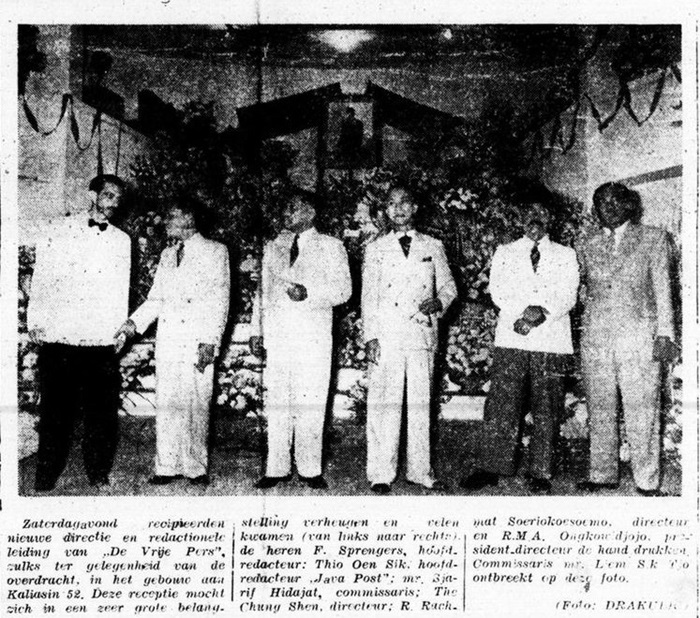 THE CHUNG SHEN 1954: Pendiri koran Jawa Pos (nomor 3 dari kanan) bersama direksi.