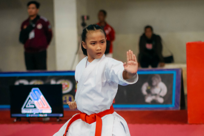 JUARA: Ghea Qumairah juara 1 kata perorangan pra pemula putri saat tampil mewakili Inkanas Jatim pada Kejurprov Forki Jatim di GOR Ken Arok Malang, Sabtu (29/6).