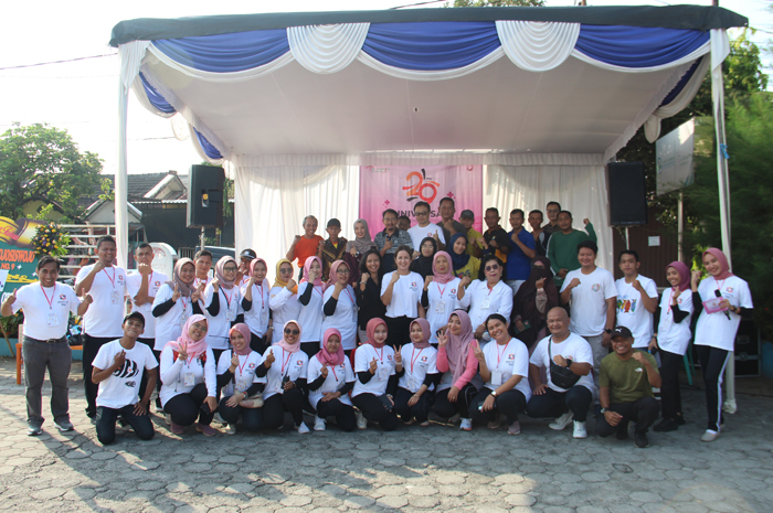 KOMPAK: dr Hendrik Wiraatmaja, MARS. Direktur RSU dr. Moedjito Dwidjosiswojo didampingi Julianti Dwidjosiswojo Direktur PT. Moedjito Dwidjosiswojo foto bersama Forkopimcam Jombang dan seluruh karyawan