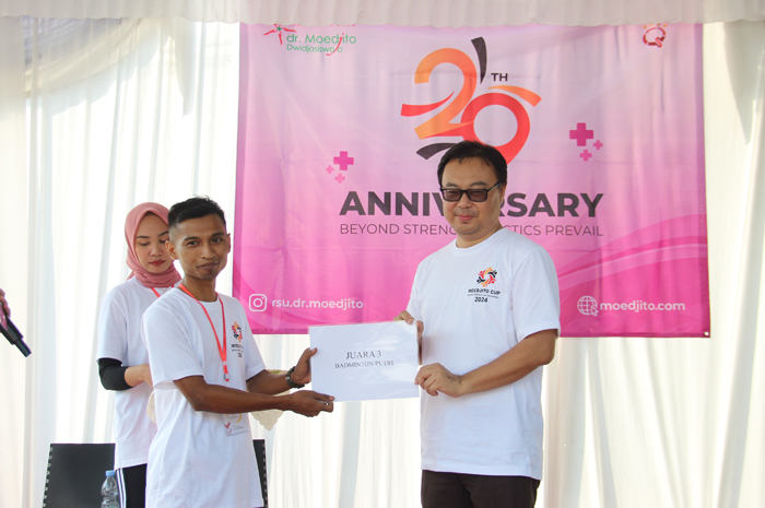 SUKSES: dr. Hendrik Wiraatmaja, MARS. Direktur RSU dr. Moedjito Dwidjosiswojo memberikan piagam dan hadiah kepada juara.