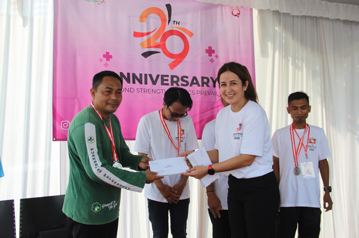 SELAMAT: Julianti Dwidjosiswojo Direktur PT. Moedjito Dwidjosiswojo memberikan piagam dan hadiah kepada juara.