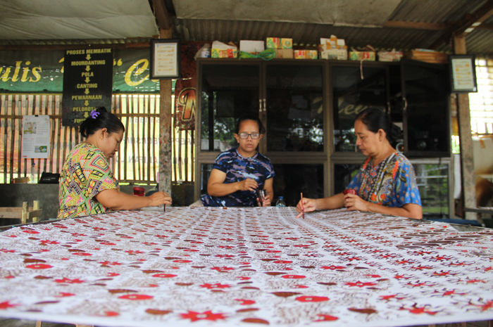 KEBUT PESANAN: Produsen batik tulis di Desa Jatipelem, Kecamatan Diwek mengebut pesanan Kamis (4/7).