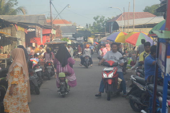 PASAR BAYANGAN: Kondisi belakang Pasar Perak, Jombang atau eks tempat penampungan sementara ramai penjual dan pembeli.