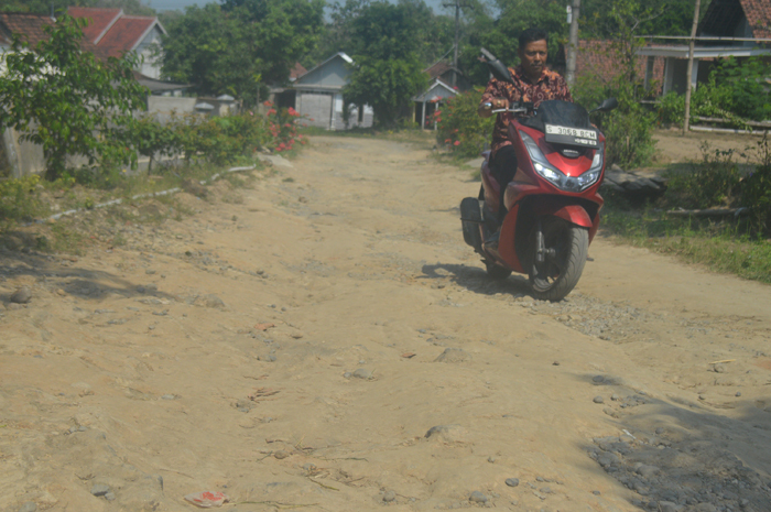 TAK LAGI MULUS: Jalan di Dusun Kalirejo, Desa Darurejo, Kecamatan Plandaan, Jombang menyisakan batu padas.