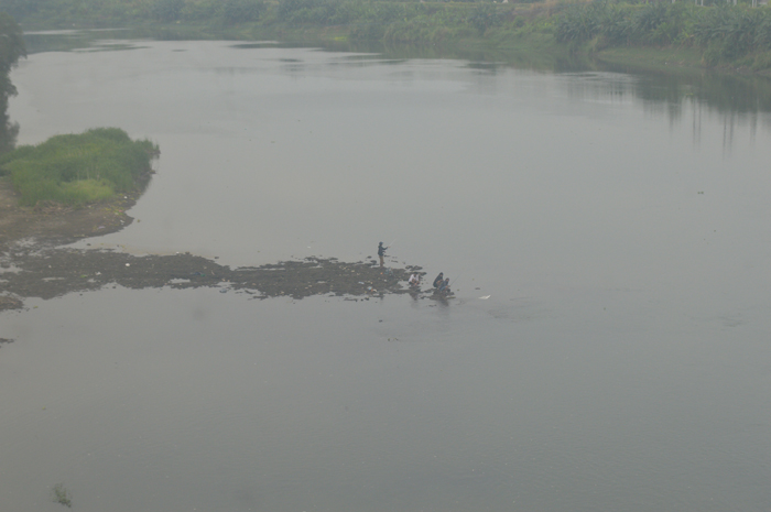 ADU NYALI: Sejumlah warga nekat memancing di tengah Sungai Brantas, Jombang, Kamis (4/7).