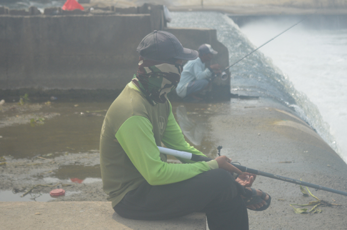 CARI SPOT: Pemancing ikan memancing ke tengah Dam Karet Jatimlerek, Jombang.