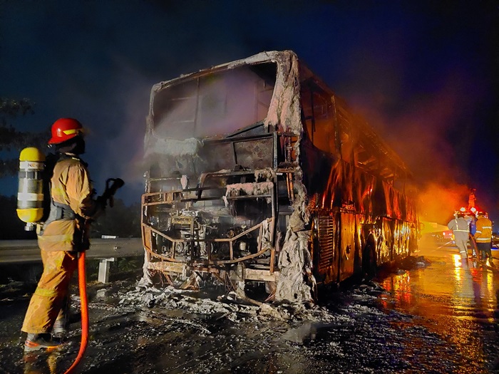 TERBAKAR: Bus PO Gunung Harta  terbakar hebat di KM 685+500 B jalan Tol Jombang-Mojokerto (Jomo) pada Senin (8/7) petang.