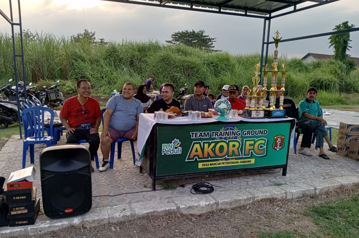 BERPRESTASI: Klub AKOR FC berfoto bersama Pj Bupati Jombang Sugiat saat merayakan gelar juara 1 Bupati Cup 2024 di Stadion Merdeka Jombang.