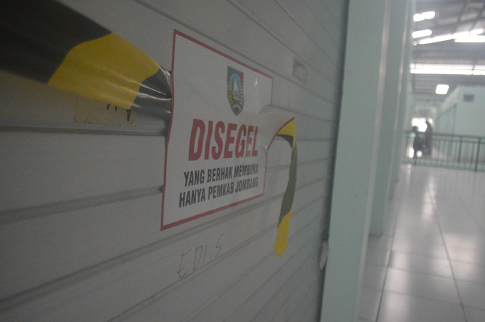 DISEGEL: Kios pedagang Pasar Perak yang sudah tidak ditempati selama tiga bulan disegel Pemkab Jombang.