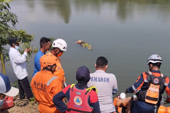 MEMBUSUK: Mayat Mr X mengambang di Sungai Brantas Desa Jatigedong, Kecamatan Ploso dengan kondisi kaki terikat di batu.