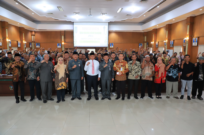KOMPAK: Kepala DPMD Sholahuddin Hadi Sucipto MSi dan Pj Bupati Jombang Sugiat bersama seluruh peserta di ruang Bung Tomo.