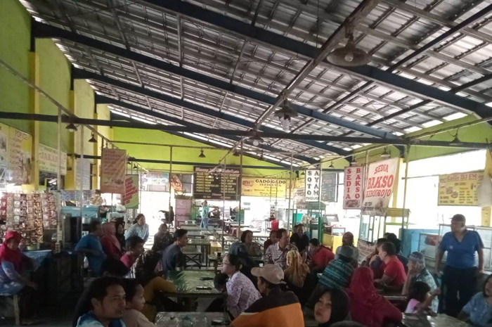 BAKAL DIDATA: Perwakilan DLH Jombang saa  menggelar pertemuan bersama pedagang Pujasera Kebonrojo, Kamis (11/7).