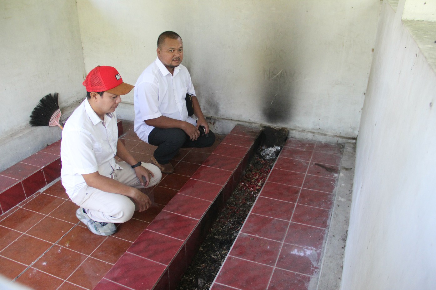 HORMATI LELUHUR: Hendra Wijaya Sekdes Tanjunggunung, Kecamatan Peterongan, Jombang bersama perangkat desa saat mengunjungi petilasan Surontanu.