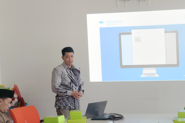 BERPRESTASI: Manajer Indonesia EPR The Rasyiidu Center, M Luqmanul Hakim, saat presentasi.
