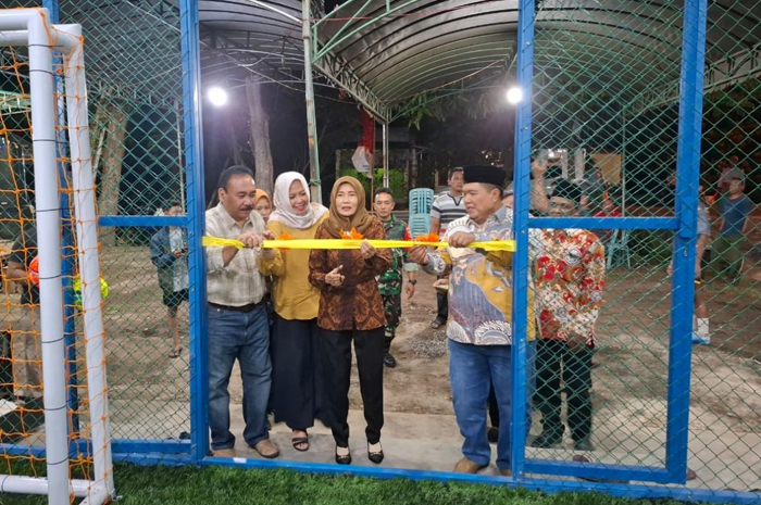UNTUK MASYARAKAT: Kepala Desa Godong Dwi Marwati didampingi Camat Gudo Arief Hidajat dan para tamu undangan saat secara simbolis meresmikan lapangan futsal Desa Godong, Kecamatan Gudo, Jombang.