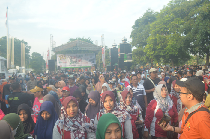 MERIAH: Masyarakat antusias mengikuti jalan sehat memperingati HUT ke-77 koperasi di Alun-Alun Jombang, Minggu (14/7).