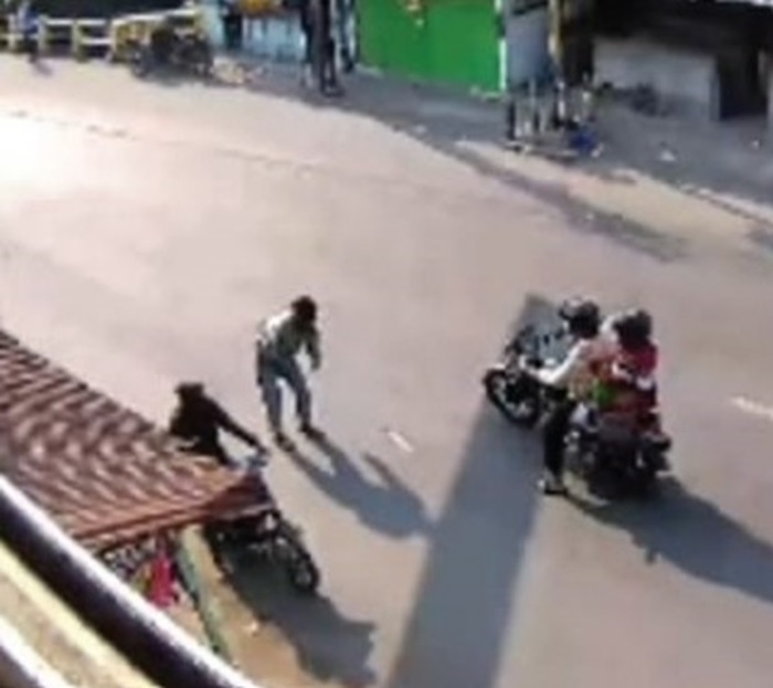 VIRAL: Tangkapan layar aksi pria mabuk menyerang pengendara menggunakan senjata di traffic light Cukir, Jombang, Minggu (14/7) sore.